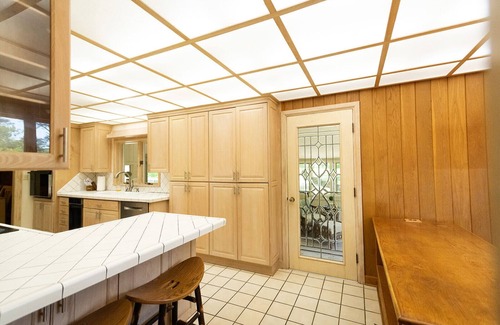 Menlo House | Early fall trip?! Stunning Midcentury modern home-sleeps 14! 24 private acres