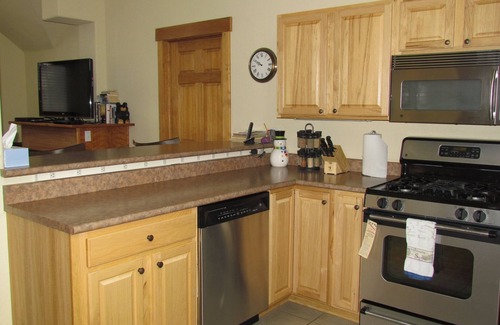 Weisshorn Apartment | Early Ski ONLY 350 night 2 BR 2 BA, Hot Tub, Deck, 1/2 Mi Town, parking!