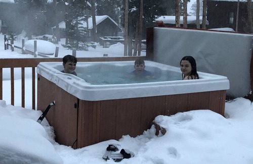 Weisshorn Apartment | Early Ski ONLY 350 night 2 BR 2 BA, Hot Tub, Deck, 1/2 Mi Town, parking!