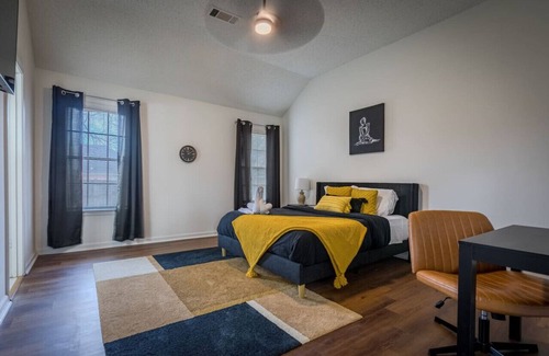Memphis House | Earth Chic Getaway. Large Backyard! Pet- Friendly!