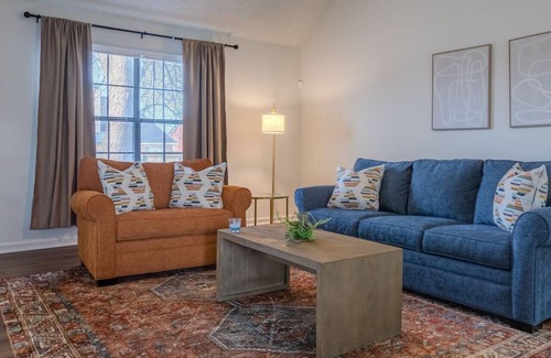 Memphis House | Earth Chic Getaway. Large Backyard! Pet- Friendly!