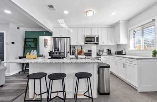 Candler-McAfee House | East ATL Retreat – 2 Homes, Sleeps 16 & Pets Welcome