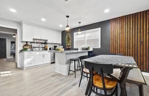 Candler-McAfee House | East ATL Retreat – Spacious Getaway (10 Guests)