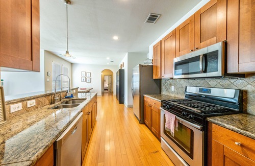 Rosewood House | East ATX Home - Parking, NEW, Sleeps 6, Near DT