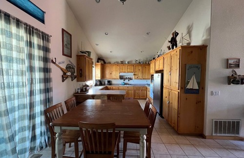 Oak Shores House | East Beach Lake House, Family Friendly and Spacious