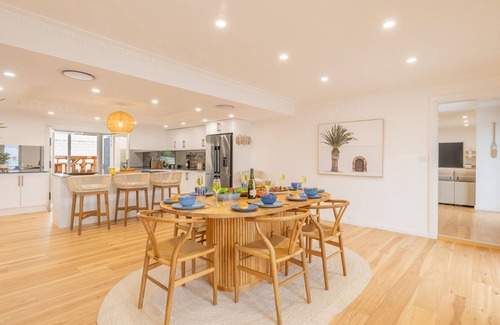 Shoal Bay House | East Belmont, 38 Tomaree Rd - spa, linen, Wi-Fi, Air Con , Games Room
