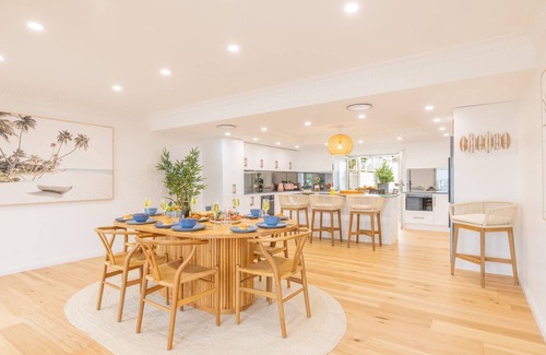 Shoal Bay House | East Belmont, 38 Tomaree Rd - spa, linen, Wi-Fi, Air Con , Games Room