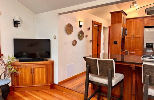 Eastside Santa Cruz Cottage | East Cliff Beach Cottage.one short block from the an expansive sandy beach