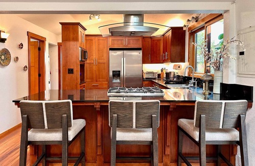 Eastside Santa Cruz Cottage | East Cliff Beach Cottage.one short block from the an expansive sandy beach