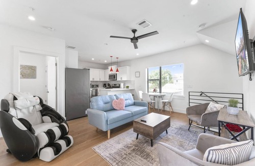 Blackshear-Prospect Hill Apartment | East Downtown 3BR Condo Free Parking Sleeps 7