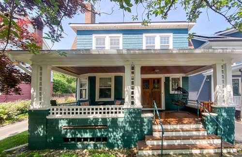 Newburgh House | East End Cottage - Charming Family Home near Train