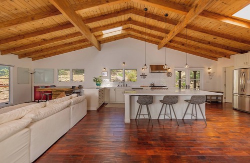 Ojai House | East End Sanctuary: 3 BR, 30+ Night Stay