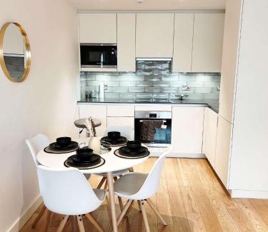 Canning Town Apartment | East London 1-Bed Apt Sleeps 2 7 mins to station