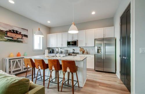Talbot's Corner House | East Nash Lux - 13 Beds & City Views