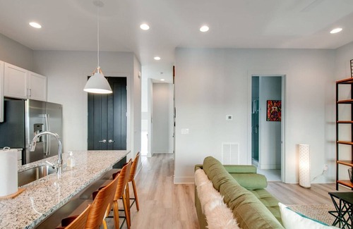 Talbot's Corner House | East Nash Lux - 13 Beds City Views