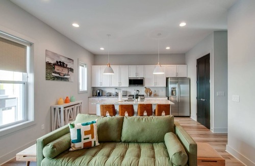 Talbot's Corner House | East Nash Lux - 13 Beds City Views