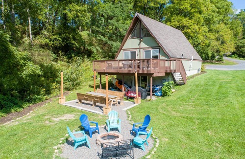Skaneateles House | East Side 4 Bdrm on Skaneateles Lake, firepit, paddle boards, 5 miles to village