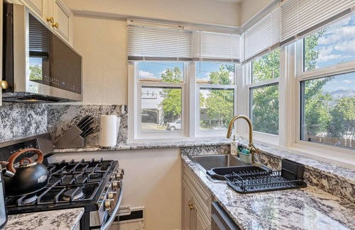 Lower Avenues House | East Street Retreat | Walk Everywhere!