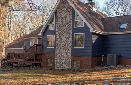 East Stroudsburg House | East Stroudsburg Chalet-4BR,Bar,Hot-tub,Fireplace, Pool