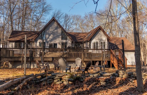 East Stroudsburg House | East Stroudsburg Chalet-4BR,Bar,Hot-tub,Fireplace, Pool