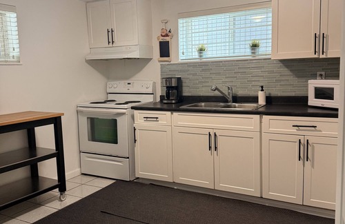Hastings House | East Van Suite - 15 min walk to Commercial dr.-10 min drive to DT Van