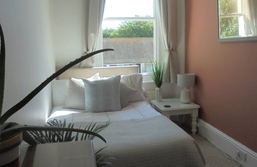 Eastbourne Seafront Apartment | Eastbourne Views, spacious villa apartment close to beach & town