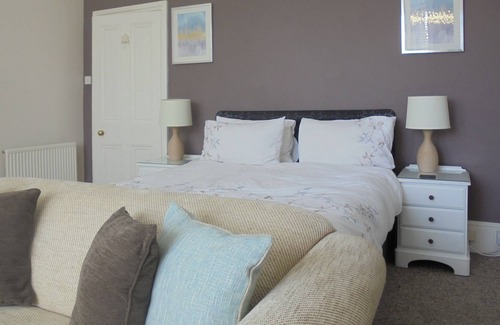 Eastbourne Seafront Apartment | Eastbourne Views, spacious villa apartment close to beach & town