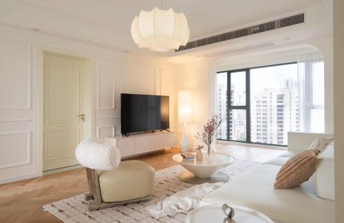 Huangpu Apartment | Eastern Hub - Bund Branch 3-Bedroom Near Yuyuan Garden, Nanjing Road with Shanghai Tower Views, Near Subway