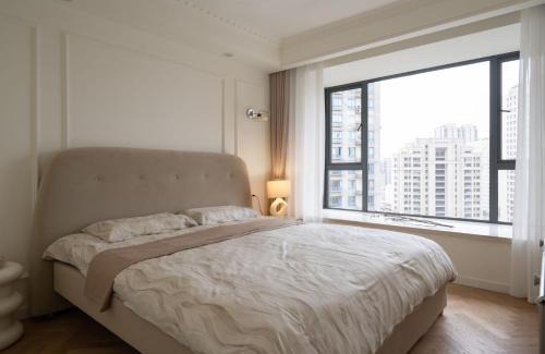 Huangpu Apartment | Eastern Hub - Bund Branch 3-Bedroom Near Yuyuan Garden, Nanjing Road with Shanghai Tower Views, Near Subway
