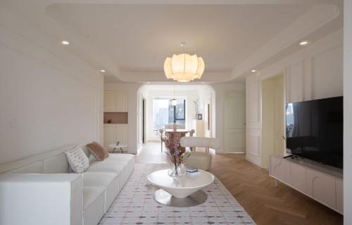 Huangpu Apartment | Eastern Hub - Bund Branch 3-Bedroom Near Yuyuan Garden, Nanjing Road with Shanghai Tower Views, Near Subway
