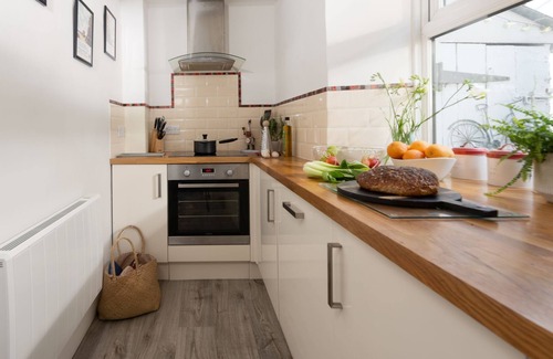 Marazion Cottage | Eastleigh Cottage - sleeps 4 guests in 2 bedrooms