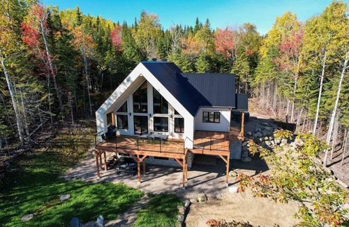 Les Eboulements Ski Chalet | Eastman 73: Timberblock Style & Scenic River View