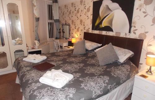 Roundham House | Easton Court Guest House