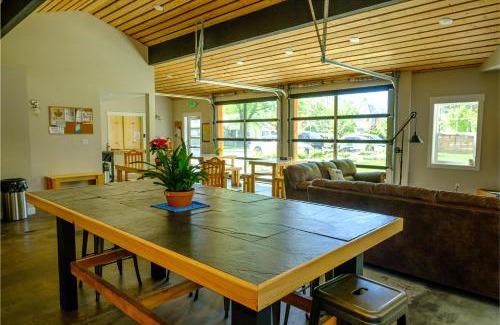 Bishop House | Eastside Guesthouse and Bivy