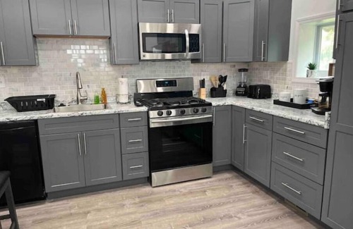 Lincoln-Lemington-Belmar House | Eastside urban rental has pool, free parking & sleeps up to 6!