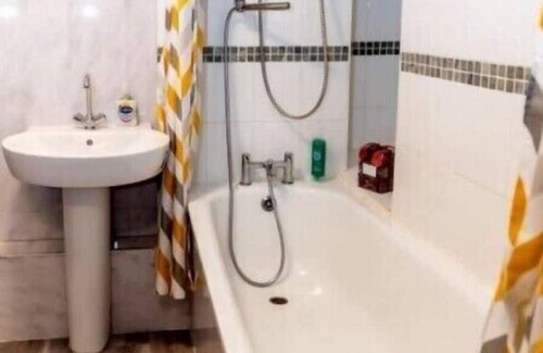 Hanham Apartment | Eastville Superb Dwelling, sleeps up to 4 guests