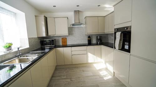 Slough House | Easy 2 Manage 4Bedroom House with Complimentary Parking