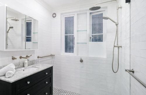Rose Bay Apartment | Easy Access 2BR Flat with Parking in Rose Bay