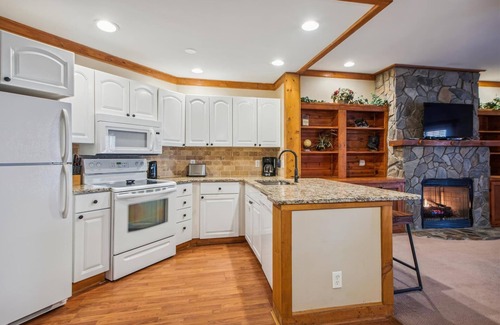 White Oak Lodge Condo | Easy Access, First Floor Beautiful Condo