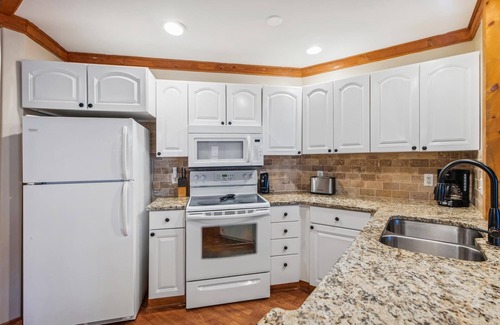 White Oak Lodge Condo | Easy Access, First Floor Beautiful Condo