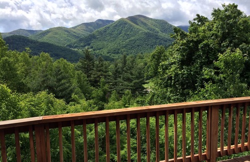 Maggie Valley Cabin | Easy access, minutes from skiing, pet friendly, wifi and cable, cleaning incl.