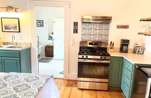 Moscow Apartment | Easy access to ski Stowe in Modern 1850s Farmhouse