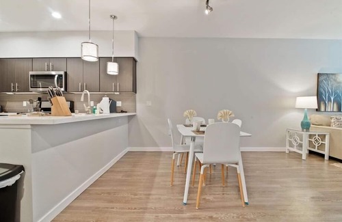 Menlo Park Apartment | Easy Access to Transit, Shops & Dining! In-unit Laundry & Kitchen