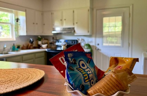 Kingston House | EASY checkout, safe home off I40 KING pet friendly