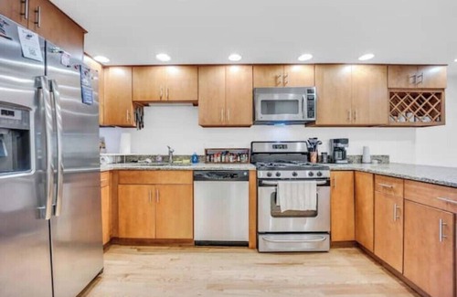 Logan Square House | Easy city living 2 bed 2 bath with private patio