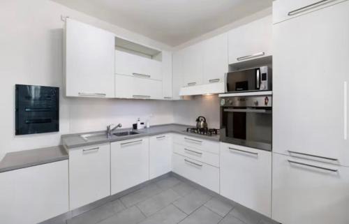 Albate Apartment | Easy Como Stay con parcheggio gratuito Collegamento con la Svizzera