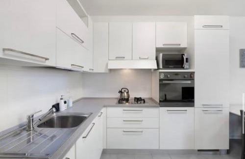 Albate Apartment | Easy Como Stay con parcheggio gratuito Collegamento con la Svizzera