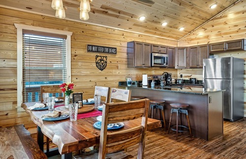 White Oak Lodge Cabin | Easy Drive, Awesome Reviews, Hot tub, Arcade, Next to National Park