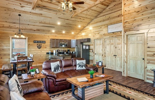White Oak Lodge Cabin | Easy Drive, Awesome Reviews, Hot tub, Arcade, Next to National Park
