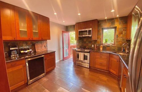 The Heights Apartment | Easy PATH&Bus access- NYC designer home & Terrace